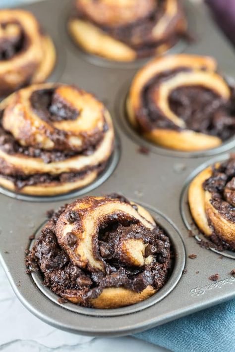 Cinnamon Chocolate Babka Muffins: A rich, buttery yeast dough, filled with beautiful swirls of chocolate and baked in individual sizes in a muffin tin. Same great babka taste, baked in half the time! #bunsenburnerbakery #babka #muffins #chocolatebabka #yeastbread Babka Muffins, Babka Buns, Babka Bread, Babka Recipe, Dessert Board, Yeast Dough, Chocolate Babka, Yeast Breads, Dessert Aux Fruits