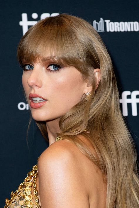 Taylor Swift Hair Color, Taylor Swift Web, Toronto International Film Festival, Estilo Taylor Swift, Dark Blonde Hair, Blonde Hair Looks, Taylor Swift Hair, Taylor Swift Album, Dark Blonde