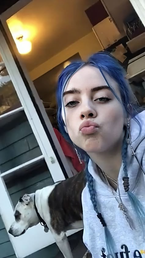 Billie Eilish Cute Wallpaper, Billie Eilish Purple Hair, Blue Hair Billie Eilish, Billie Blue Hair, Billie Eilish Blue Hair, Blue Hair Billie, Billie Aesthetic, Billie Eilish Wallpaper, Going To School