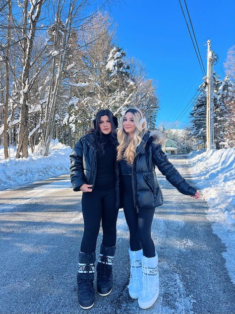 #moonboots #bffgoals #winter #snow #winteroutfit #winteroutfitideas #fashion #bestfriend #skitripoutfit Black Moonboots Outfits, Moonboots Outfits, Euro Winter, Snow Outfits For Women, Ski Shoes, Ski Trip Outfit, Snow Outfits, Winter Session, Instagram New York