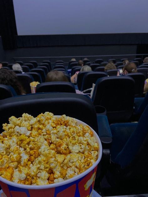 Popcorn In Cinema Aesthetic, Cinema Aesthetic Popcorn, Popcorn Aesthetic, Cinema Popcorn, Cinema Date, Theatre Photography, Photo Food, Movie Theater, Cute Couple Pictures