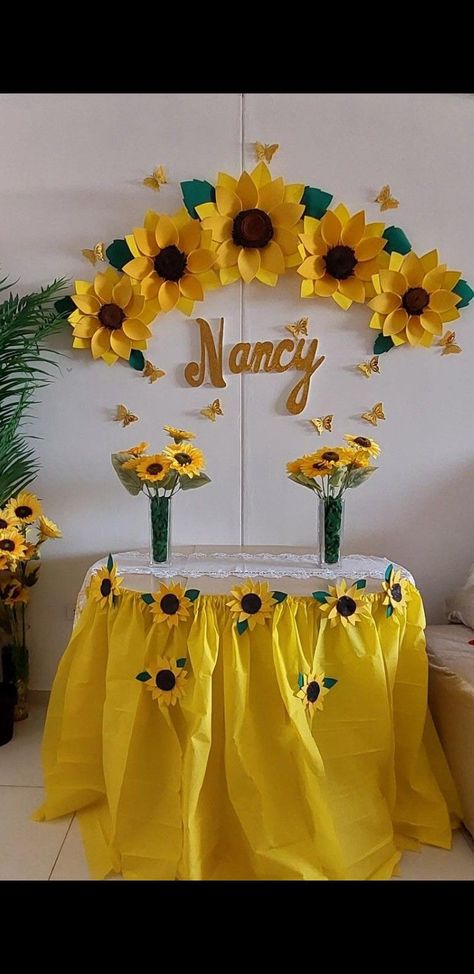 Sunflowers Party Decorations, Sunflower Birthday Party Decoration Diy, Sunflower Backdrop Ideas, Sunflower Party Theme Decoration, Sunflower Dessert Table Ideas, Sunflower Decorations Party, Sunflower Birthday Party Ideas, Sunflower Themed Birthday Party, Sunflower Birthday Party Decoration