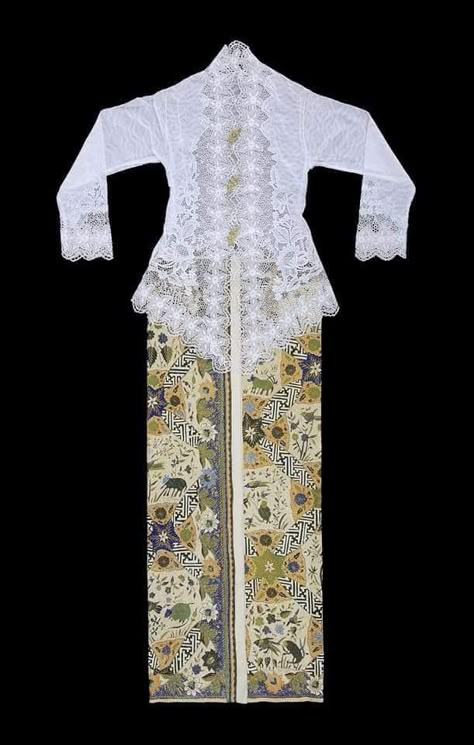 Kebaya Vintage, Kebaya Peranakan, Peranakan Kebaya, White Kebaya, Kebaya Dress, Elegant Outfit Classy, Dutch Colonial, Batik Fashion, Batik Dress