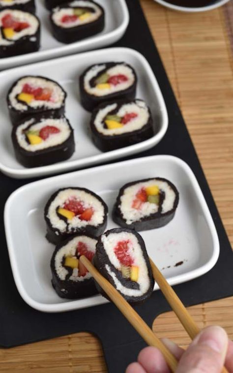 Sushi Cookies, Chocolate Sushi, Chocolate Buffet, Sushi Cupcakes, Sweet Sushi, California Roll Sushi, Dessert Nachos, Fresh Fruit Desserts, Dessert Sushi