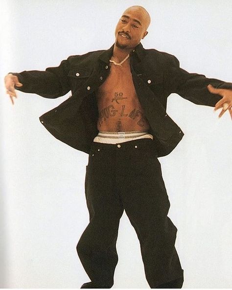 Tupac Amaru Shakur on Instagram: “One of those pictures you can hear.  #HitEmUp #2Pac #Tupac #HipHop” Tupac Outfits, Look Hip Hop, Tupac Photos, Throwback Outfits, Tupac Makaveli, 2pac Shakur, Tupac Wallpaper, Looks Hip Hop, Rachel Green Outfits