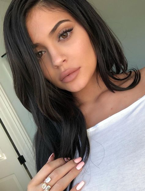 Kylie's Coconut + Bare Lip Kit Combo Maquillaje Kylie Jenner, Moda Kylie Jenner, Maquillage Kylie Jenner, Style Kylie Jenner, Jenner Hair, Look Kylie Jenner, Kylie Jenner Hair, Looks Kylie Jenner, Estilo Kylie Jenner