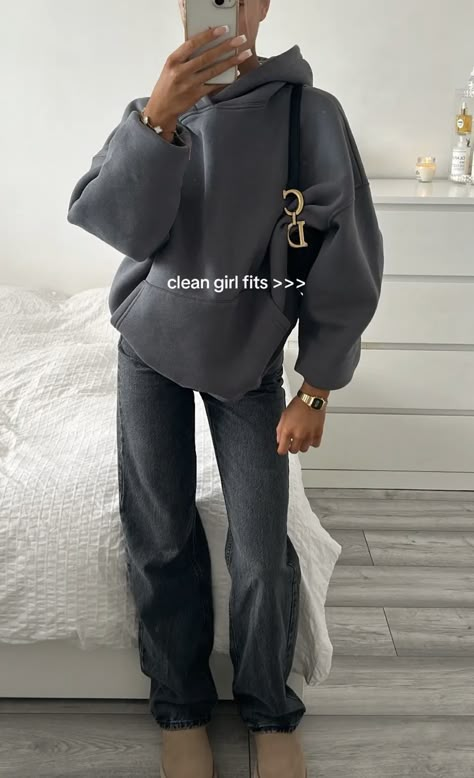 Comfy Cool Winter Outfits, Grey Hoodie Jeans Outfit, Grey Hoodie And Jeans Outfit, Dark Gray Hoodie Outfit, Dark Grey Sweatshirt Outfit, Dark Grey Hoodie Outfit, Grey Hoodie Outfit Aesthetic, Plain Hoodie Outfit, Gray Turtleneck Outfit