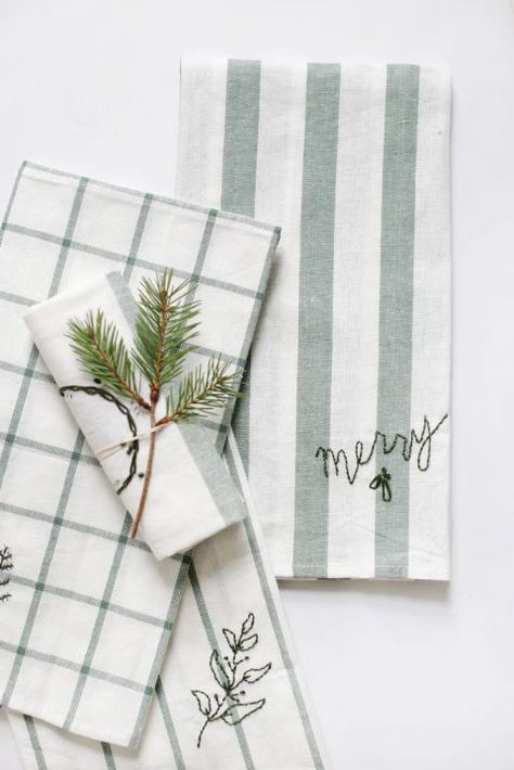 DIY Embroidered Dish Towels - The Merrythought Cotton Wreath Diy, Dish Towels Diy, Potpourri Diy, Embroidered Dish Towels, Diy Gift Bow, Tea Towels Diy, Holiday Canvas, White Dish, Diy Christmas Garland