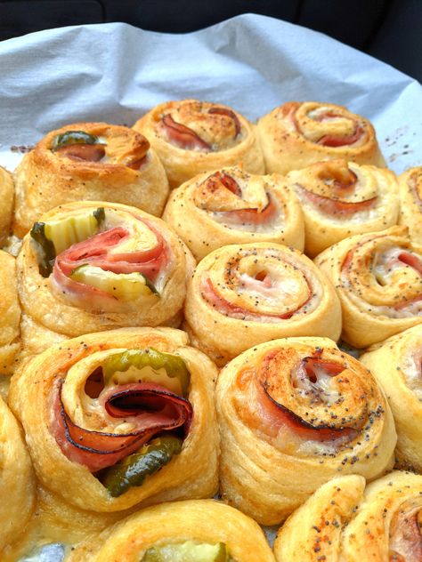 Cuban Pinwheels Cuban Pinwheels, Cuban Appetizers Simple, Cuban Appetizers For Party, Cuban Appetizers, Claussen Pickles, Kid Dinners, Pinwheel Appetizers, Croissant Sandwich, Cuban Sandwich