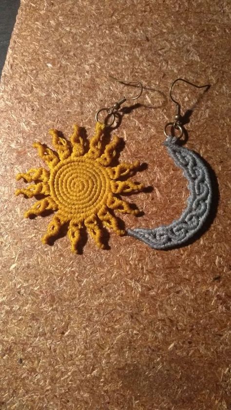 Moon And Sun Crochet, Macrame Jewelry Tutorial, Crochet Jewlery, Macrame Bracelet Patterns, Crochet Jewelry Patterns, Bijoux Fil Aluminium, Crochet Earrings Pattern, Beaded Earrings Diy, Macrame Earrings