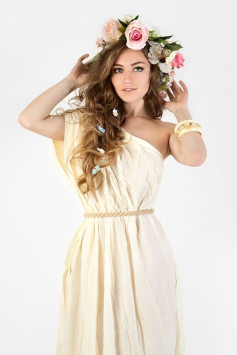 Greek goddess Artemis diy costume idea for Halloween Zodiac Costume, Greek Goddess Costume Diy, Diy Fantasia, Goddess Halloween, Goddess Party, Toga Costume, Toga Party, Themed Halloween Costumes, Greek Costume