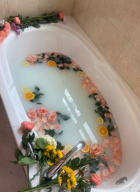 Milk Flower Bath, Flower Milk Bath, Goddess Bath, Bathtub Aesthetic, Milk Baths, Romantic Bath, Bath Aesthetic, Milk Bath Photography, Goddess Vibes