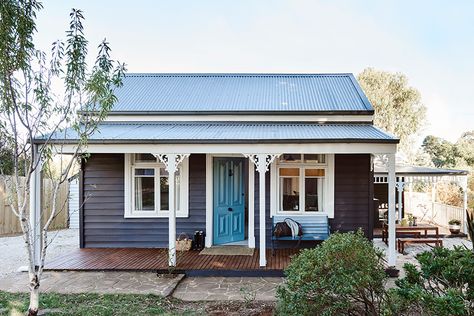 The Weekender Daylesford Accommodation Black Cottage Exterior, Small Cottage Renovation, Victorian Cottage Interior, Modern Cottage Design, Small Country Cottage, Cottage Colours, Black Facade, Small Cottage Interiors, Miners Cottage