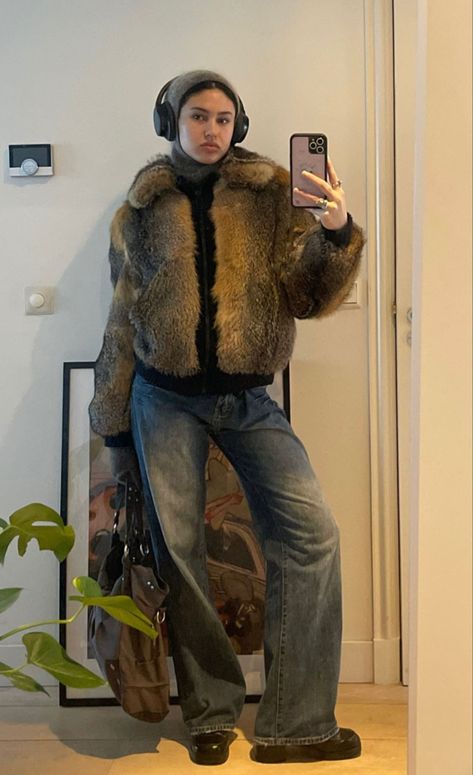 Fluffy Gilet Outfit, Cold Layered Outfits, Freezing Cold Outfits, Statement Jacket Outfit, Winter Layered Outfits, Afghan Coat Outfit, Fur Jacket Street Style, Sylvester Outfit, Russian Style Fashion