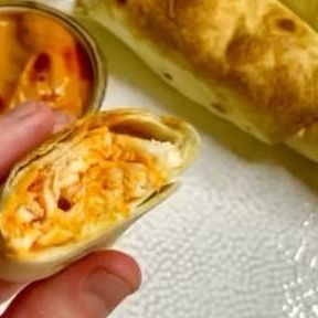 BORED OF LUNCH on Instagram: "Airfried Buffalo Chicken & Cheese Taquitos (165 cals each) 🫔 Made in 5 mins so say hello to your next lunchtime go to in a rush 🤤Just miniature wraps so call them Taquitos or rolls 🤷🏻‍♂️ You will need: - 5 x mini wraps 🌮 I got mine in Tesco - 180g cooked chicken 🍗 - Franks hot sauce 🌶 Get buffalo if you can - 60g mozzarella 🧀 The above makes 5 of these, try to share or you’ll eat them all at 165 cals each 1. Roll, fold and pack tightly into a wrap 2. Spray Franks Hot Sauce, Cheese Taquitos, Mini Wraps, Chicken Franks, Lunch Wrap, Healthy Cheese, Spicy Mayo, Cooked Chicken, Buffalo Chicken