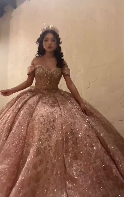 Light Pink Quinceanera Dresses, Rose Gold Quinceanera Dresses, Classic Ball Gowns, Robes Quinceanera, Quince Dresses Emerald Green, Dresses Emerald Green, Xv Dresses, Charro Quinceanera Dresses, Quinceanera Themes Dresses