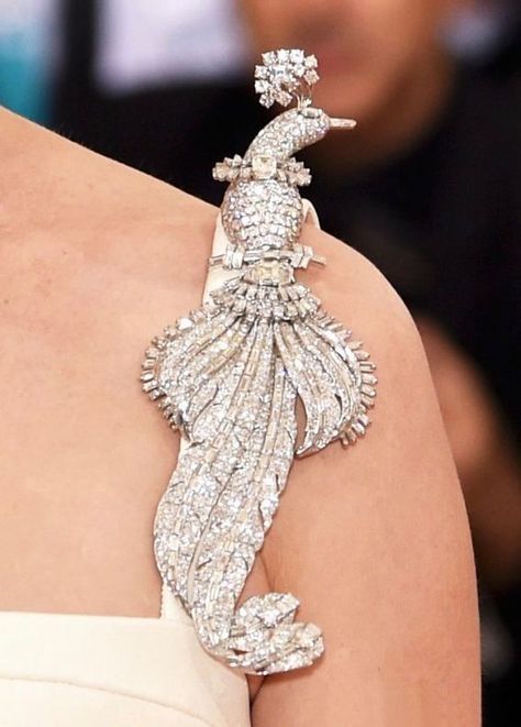 Peacock Brooch (Cartier, 1948), worn by Uma Thurman at the Met's Costume Institute Gala Peacock Brooch, Bijoux Art Nouveau, Peacock Bird, Uma Thurman, Costume Institute, Diamond Brooch, Bird Brooch, Bird Jewelry, Fabulous Jewelry