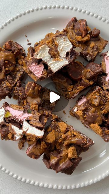 Kirrily Edwards on Instagram: "Biscoff rocky road 🤤🤎✨

You can never go wrong with rocky road 😍

Ingredients: 
Chocolate, melted
Biscoff biscuits 
Biscoff cream biscuits 
Marshmallows 
Lollies of choice (we used snakes)
Biscoff spread, melted — to drizzle on top

Leave to set in the freezer for about an hour.
Slice up and store in the fridge.

Enjoy!!

#rockyroad #biscoff #easyrecipeideas #easyrecipe #easydessert #nobakedessert #nobakerecipe #foodasmr #asmrcooking" Biscoff Rocky Road, Biscoff Cream, Biscoff Biscuits, Biscoff Spread, Cream Biscuits, Rocky Road, Marshmallows, No Bake Desserts, Snakes