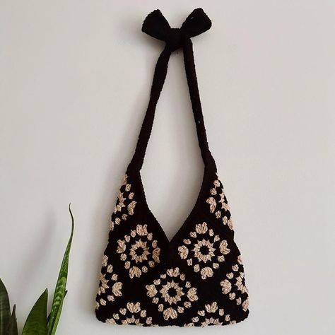 black and tan sunburst motif granny square crochet bag 3 Square Crochet Bag, Bag Crochet Granny Square, Black Granny Square Bag, Black Bag Crochet, Projects With Granny Squares, Black And White Crochet Bag, Crochet Granny Square Ideas, Crochet Bag Square, Crochet Bag Brown