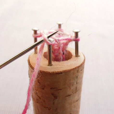 French Knitting Tolletjie Brei, Knitting Nancy, Barbie Jewelry, Spool Knitting, Knitting Club, Paracord Diy, French Knitting, How To Make A Pom Pom, I Cord