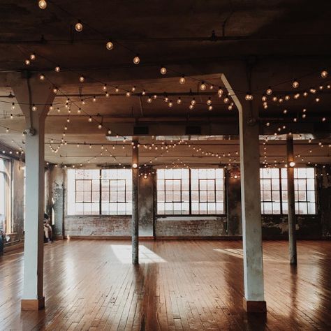 Photo Minimalist Reception, Dance Studio Design, Industrial Wedding Inspiration, Studio Pilates, Yoga Studio Design, Yoga Space, Salou, Pilates Studio, Industrial Loft