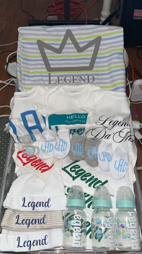 This custom baby box comes with a monogrammed baby blanket, 3 onesies, 3 baby hats, 2 pacifiers, 3 bottles, 3 baby cloths, 3 pairs of socks and a bib, all packaged into a monogrammed clear box🫶🏽. Custom Baby Accessories, Personalized Baby Gifts Boy, Baby Clothes Basket Gift, Customized Baby Gifts Simply Unique Baby Gifts, Carti Fits, Customized Baby Gifts, Custom Baby Gifts Baby Boy Vinyl, Custom Baby Items, Newborn Gift Boxes