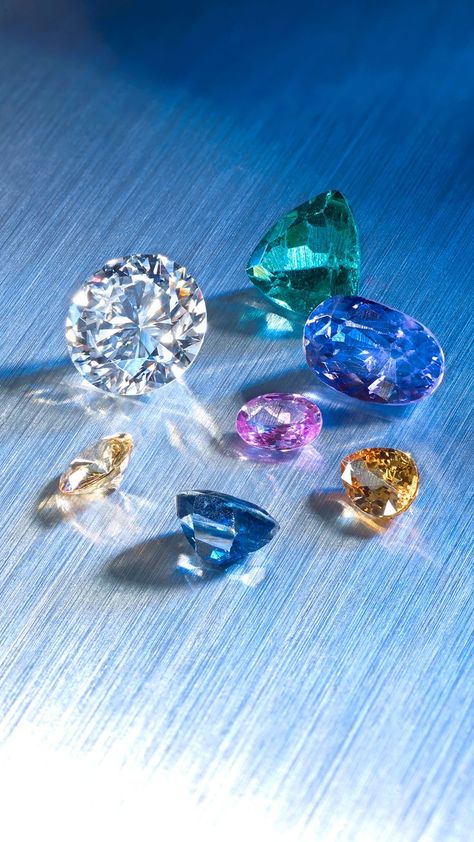 A variety of sapphires, a brilliant-cut diamond and a triangular shape apatite. Gemstones Photography, Gem Wallpaper, Rainbow Carrots, Diamond Image, Bling Wallpaper, Expensive Jewelry Luxury, Diamond Jewelry Designs, Expensive Jewelry, Colored Gems