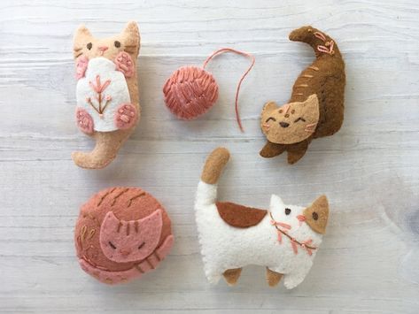 Fat Kitty, Felt Cats, Felt Animal Patterns, Animal Sewing Patterns, Sewing Stuffed Animals, Felt Cat, Plush Pattern, Felt Christmas Ornaments, Finger Puppets