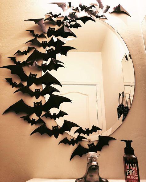 Bats Decor, Spooky Diy, Flower Fence, Halloween Fest, Homemade Halloween Decorations, Halloween Room Decor, Creepy Halloween Decorations, Adornos Halloween, Easy Halloween Crafts