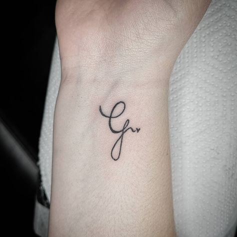 If matching couples' tattoos are a bit too much for you, scale it back with a simple letter of your partner's first name. Getting their initials inked is a Letter G Tattoo, Initial Tattoos, Couple Tattoos Unique Meaningful, Diy Tattoo Permanent, The Letter G, G Tattoo, Tattoos Infinity, Couple Tattoos Unique, Omerta Tattoo