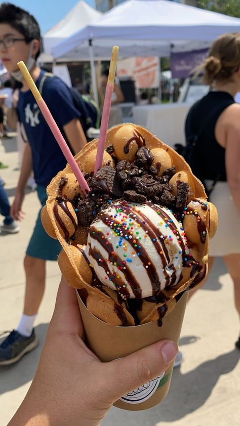 A smorgasburg staple of a waffle cone, vanilla ice cream, pokey stix, oreos, chocolate sauce and sprinkles. The perfect way to cool off in the summer heat! Cheesecake Factory Louisiana Chicken Pasta, Big Snacks, Ice Cream Waffle Cone, Waffle Ice Cream, Bubble Waffle, Ice Cream Dessert, Unhealthy Snacks, Waffle Cone, Junk Food Snacks