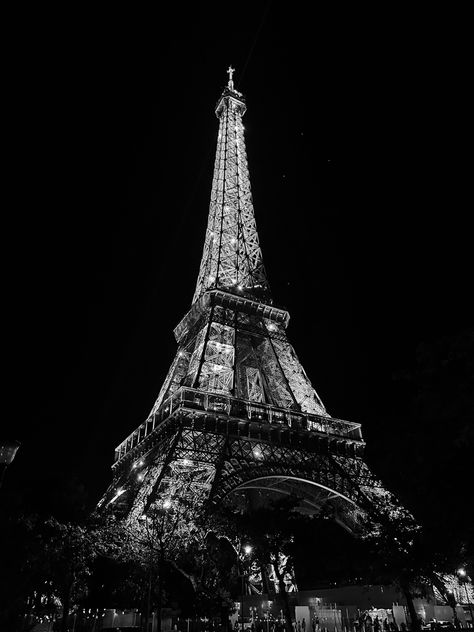 Aesthetic Eiffel Tower Wallpaper, Paris Night Aesthetic, Paris Aesthetic Night, Dark Iphone Backgrounds, Stargirl Aesthetic, Eiffel Tower At Night, Paris Black And White, France Eiffel Tower, Paris Aesthetic