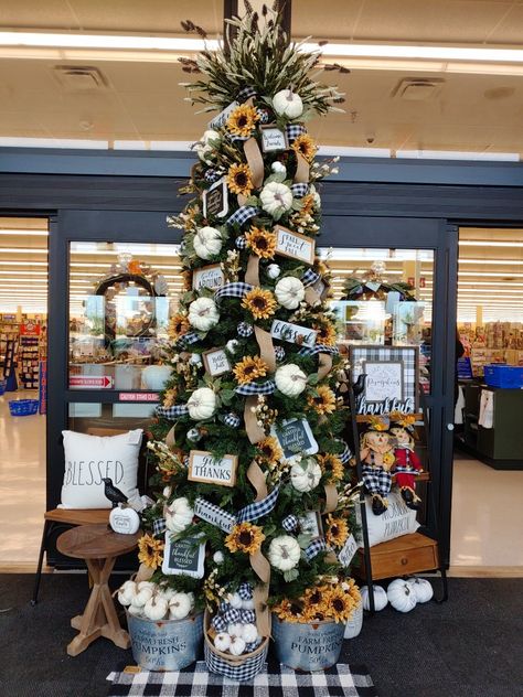 September Christmas Tree Ideas, Sunflower Christmas Tree Ideas, Fall Themed Christmas Tree, Sunflower Christmas Tree, Unique Christmas Trees Themes, Sunflower Tree, Fall Christmas Tree, Buffalo Check Christmas Decor, Christmas Tree Inspo