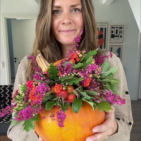 Er I klar til halloween? 🎃 Selvom halloween har ry for at være en tid, hvor spøgelser, hekse og gys gruer, behøver det slet ikke at være uhyggeligt! Du... | By Queenflowersdk | Facebook Lei Necklace, Flower Arrangements, Halloween, Flowers