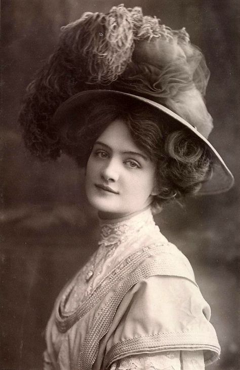 Hairstyles and Hats of the Edwardian Era, 1900-1915 – GBACG Finery Women Hat Outfit, Hairstyles 1900, Lily Elsie, Edwardian Hat, Edwardian Hairstyles, Historical Hats, Portrait Vintage, Gibson Girl, Vintage Portraits