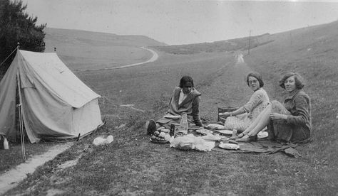 1920s Camping, Vintage Camping Photos, Camping Images, Camping Vintage, Vintage Colours, Retro Camping, Camp Style, Google Search Console, Vintage Travel Trailers