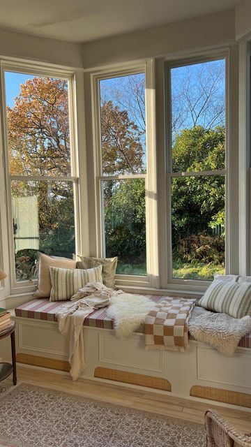 Patricia Rodi on Instagram: "A new addition to the house; the window seat! Curved scallop, rattan and an antique stripe cushion ✨ What do you think about the transformation so far? #cinematic #interiorrenovation #elegantstyle #elegant #instagramstoryideas #cottagedecor #dreamermagazine #softaesthetic #windowseat #diyproject #cottagecore #sundaymood☀️ #bedroomdecor #countryliving #outfitinspo #seasonpoetry #dreamygirl #homedecor #maximalistinteriors #viewfrommywindow #coffeeinbed #outfitinspiration country living, outfit inspiration, cottage, cottage decor, cottage life, home decor, home by the sea, Instagram story ideas, motivational quotes, window seat" Cottage Window Seat, Cosy Window Seat, Patricia Rodi, Window Seat Aesthetic, Window Seat Ideas, Cottage Core House Interior, Bay Window Seat Ideas, Bay Window Bedroom, Bedroom Window Seat