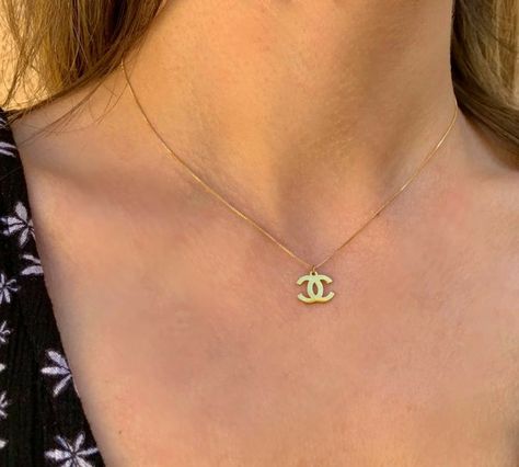 Simple Gold Necklace, Chanel Necklace, Gold Necklace Simple, Dope Jewelry, Jewelry Fashion Trends, Classy Jewelry, Chanel Jewelry, Jewelry Lookbook, Girly Jewelry