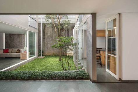 Gallery of Doctor House / Tan Tik Lam Architects - 1 Tan Tik Lam, Storage Patio, Indonesian House, Garden Hose Storage, Indoor Courtyard, Hose Storage, Compact House, Garden Wallpaper, Minimal House Design