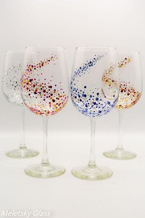 Gin Painting, Wine Cup Painting Ideas, Diy Wine Glasses Painted, Glassware Crafts, Wine Glass Designs, Diy Wine Glasses, Decorated Wine Glasses, Hand Painted Glasses, Glass Painting Designs