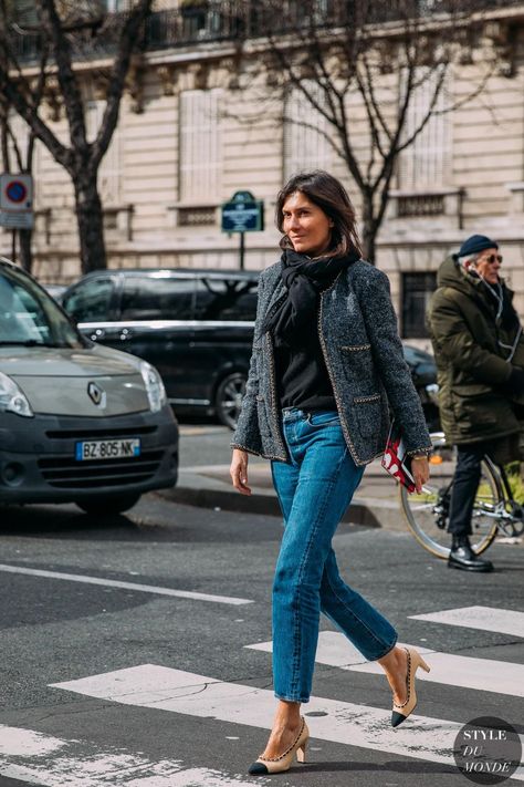 Emanuel Alt, Emmanuelle Alt Style, Chanel Street Style, 2020 Street Style, Emmanuelle Alt, Classic Outfit, Alt Style, French Dress, Chanel Jacket