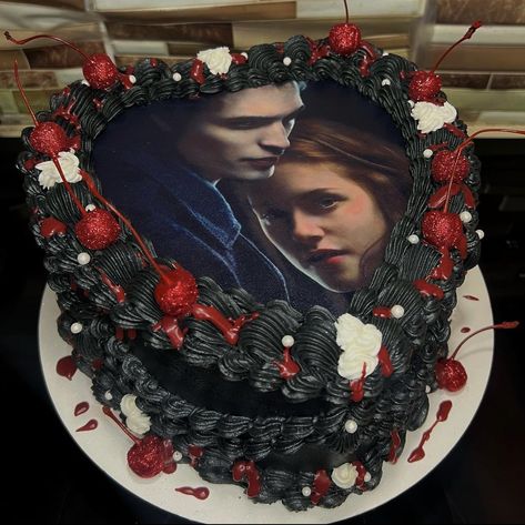 Twilight Cake, Tumblr Birthday, Twilight Party, Vampire Party, Movie Cakes, Cake Templates, 16 Birthday Cake, Heart Shaped Cakes, 18th Birthday Party