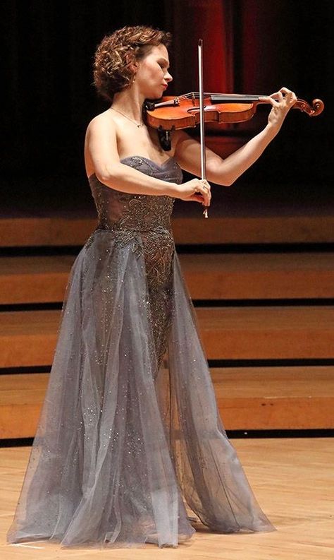 Hilary Hahn Violin, Violin Soloist, Hilary Hahn, Musician Photography, Violin Players, Music Studio Room, Classical Musicians, The Violin, Moon Wall