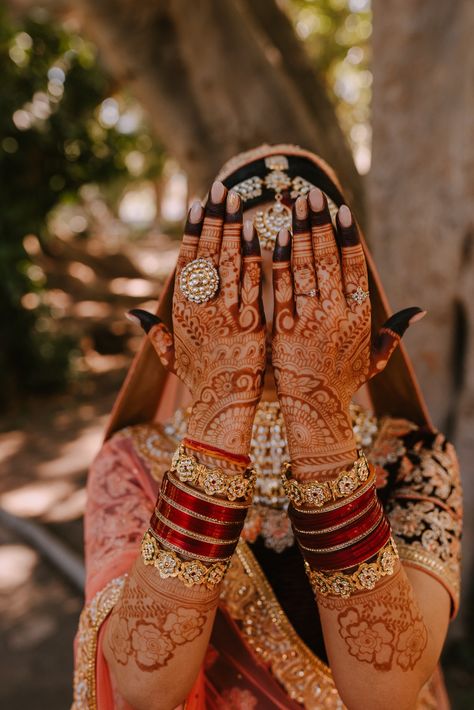 Mylanchi Designs For Bride, Indian Bride Henna, Hindu Wedding Henna, Lehenga Bangles, Bridal Bangle Set Indian, Mehandi Theme, Henna Photoshoot, Bridal Mendhi, Indian Wedding Henna