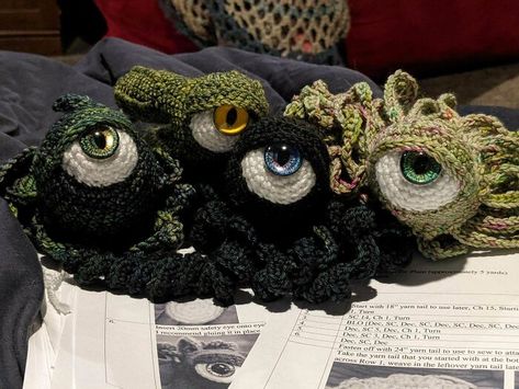 Plant Monsters, Crochet Pictures, Cool Crochet, Crochet Garden, Crochet Monsters, Crochet Eyes, Crochet Octopus, Crochet Sunflower, Chunky Yarn