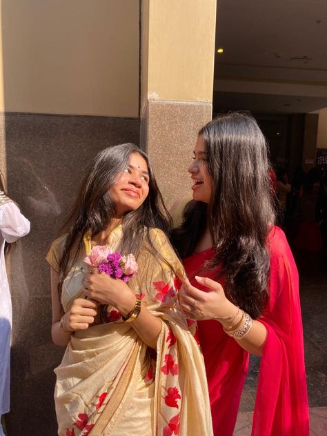 Best Poses For Besties, Best Friends Poses In Traditional, Bff Saree Poses, Sisters Photoshoot Poses Traditional, Saree Pose With Bestie, Desi Poses With Friends, Desi Friends Photoshoot Ideas, Traditional Poses With Friends, Kurti Poses With Friends