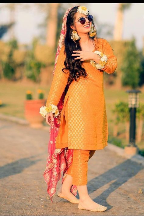 Beautiful dress Simple Mehndi Dresses, Mayon Dresses, Pakistani Kurti, Haldi Dress, Haldi Outfit, Mehndi Dress, Meaningful Pictures, Pakistani Fashion Casual, Beautiful Pakistani Dresses