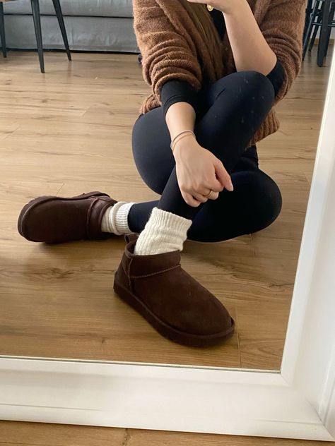 Ugg Ultra Mini Burnt Cedar, Ugg Burnt Cedar, Burnt Cedar Uggs, Burnt Cedar Uggs Outfit, Brown Ugg Boots Outfit, Chocolate Uggs Outfit, Dark Brown Uggs, Brown Uggs Outfit, Uggs Fits