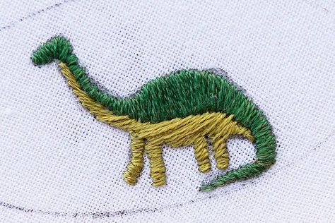 Dinasour Embroidery Easy, Embroidered Dinosaur, Dinosaur Embroidery, Best Embroidery Machine, Cactus Embroidery, Embroidery Hoop Crafts, Clothes Embroidery Diy, Bee Embroidery, Embroidery Template