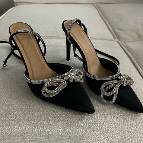 Mach And Mach Look Alike Style Heels With Bow Only Tried On Never Worn Heels For Women Classy, Silver And Black Heels, Old Hollywood Shoes, Fancy Black Heels, Mach And Mach Heels, Men Leather Sandals Fashion, Cute Heels Classy, Expensive Heels, Grad Shoes